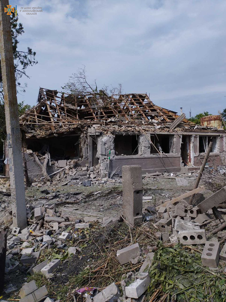 Росіяни обстріляли Березнегувате на Миколаївщині – поранено 66-річну жінку (ФОТО) 1