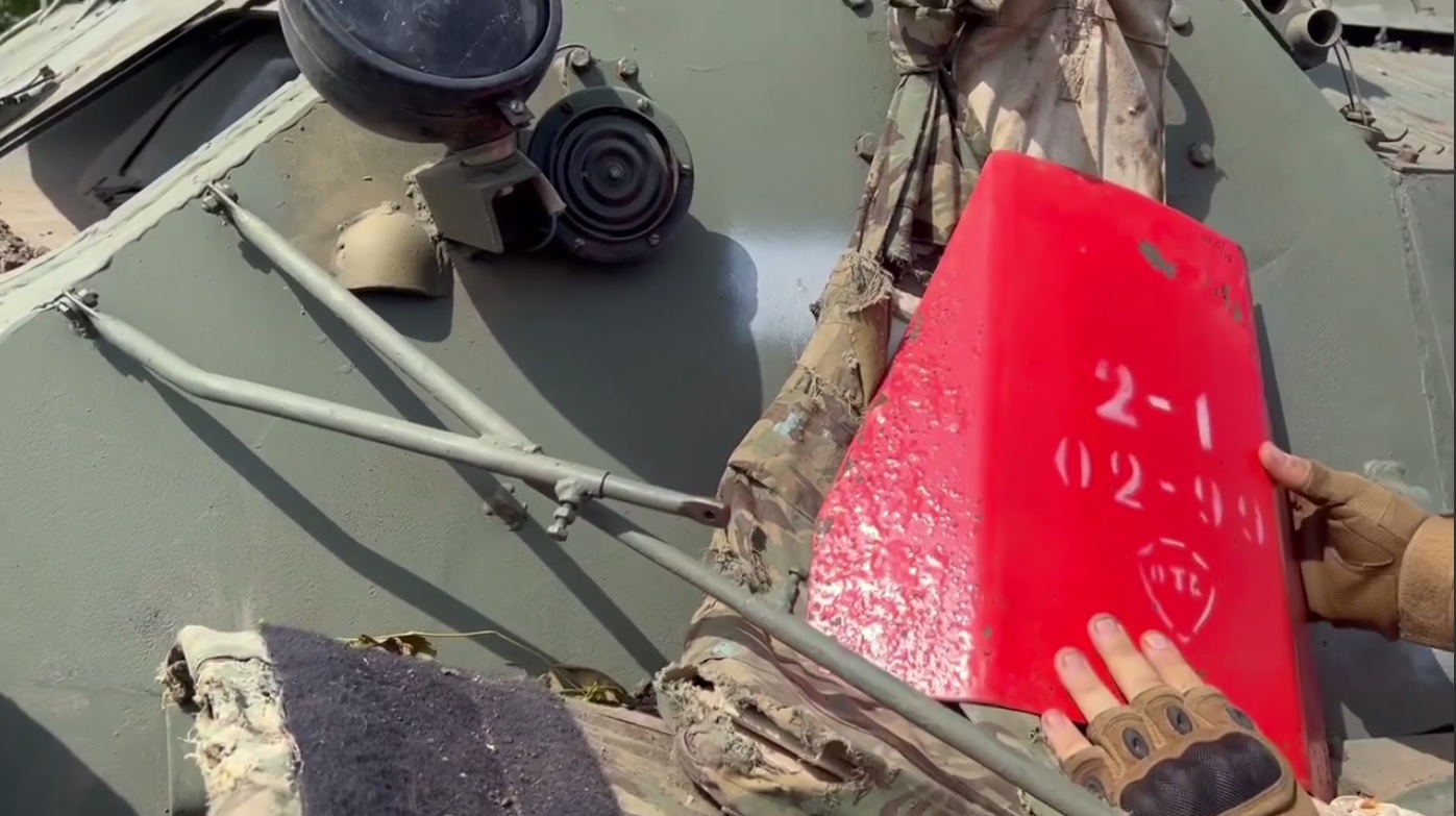 «Шиються» зі звичайного 5,45 обидві пластини: українські десантники показали трофейний російський бронежилет (ВІДЕО)