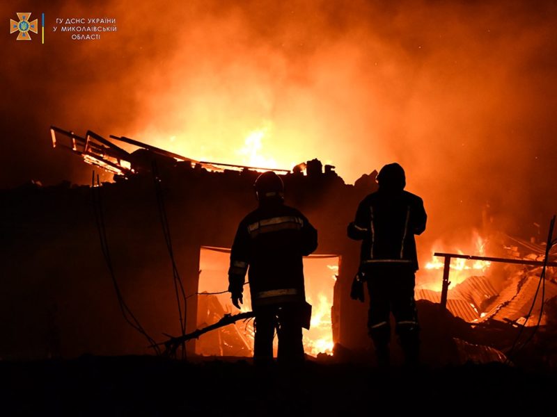 Через обстріли Миколаєва згоріли 6 гаражів та 2 авто. Повне зведення від рятувальників за добу (ФОТО, ВІДЕО)