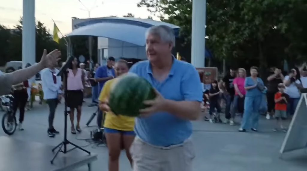 Херсонський кавун, який вивезли з окупованої території, продали на аукціоні за 2 тис.грн. - гроші підуть на допомогу ЗСУ (ВІДЕО) 1