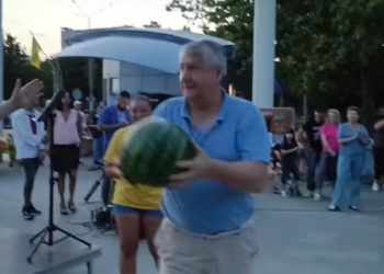 Херсонський кавун, який вивезли з окупованої території, продали на аукціоні за 2 тис.грн. – гроші підуть на допомогу ЗСУ (ВІДЕО)