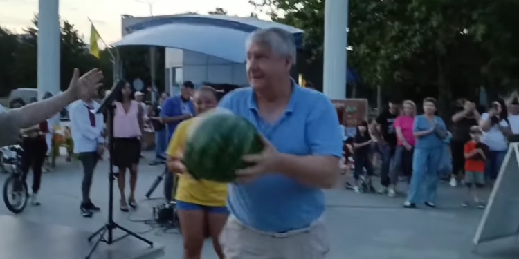 Херсонський кавун, який вивезли з окупованої території, продали на аукціоні за 2 тис.грн. – гроші підуть на допомогу ЗСУ (ВІДЕО)