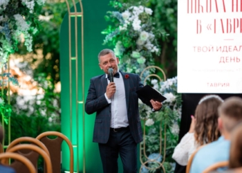 Зрадник: директор миколаївського концерт-холу «Юність» – тепер івент-менеджер російського готелю в тимчасово окупованому Криму (ФОТО)