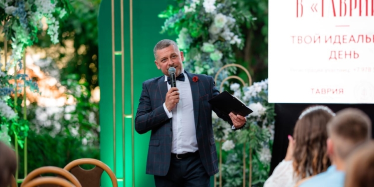 Зрадник: директор миколаївського концерт-холу «Юність» – тепер івент-менеджер російського готелю в тимчасово окупованому Криму (ФОТО)