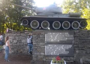 “Танк – це знаряддя вбивства, це не меморіальний об’єкт, і з цих самих танків на вулицях України вбивають людей” – в Естонії приберуть усі радянські пам’ятники