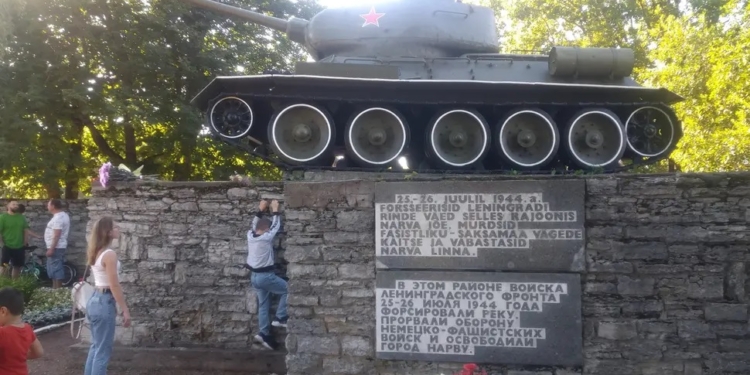 “Танк – це знаряддя вбивства, це не меморіальний об’єкт, і з цих самих танків на вулицях України вбивають людей” – в Естонії приберуть усі радянські пам’ятники