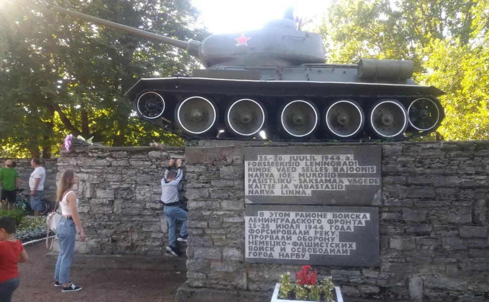 "Танк – це знаряддя вбивства, це не меморіальний об'єкт, і з цих самих танків на вулицях України вбивають людей" – в Естонії приберуть усі радянські пам’ятники 1