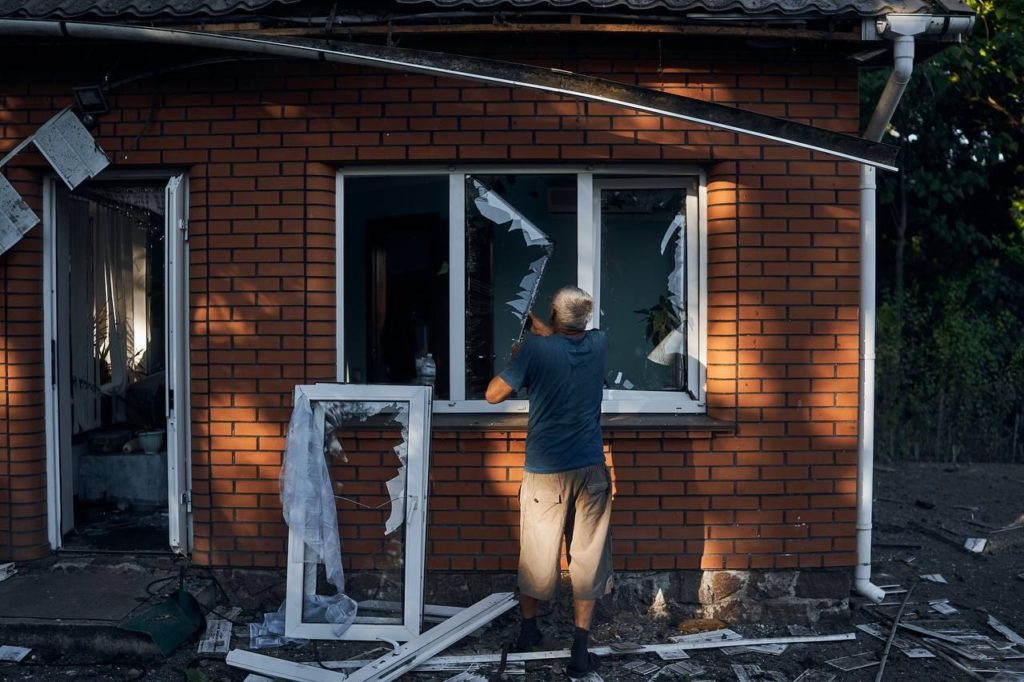 «Хоч би як росіяни намагалися зламати наш дух, ми будемо триматися» - Зеленський показав фото Миколаєва, який щоденними обстрілами руйнують росіяни (ФОТО) 20