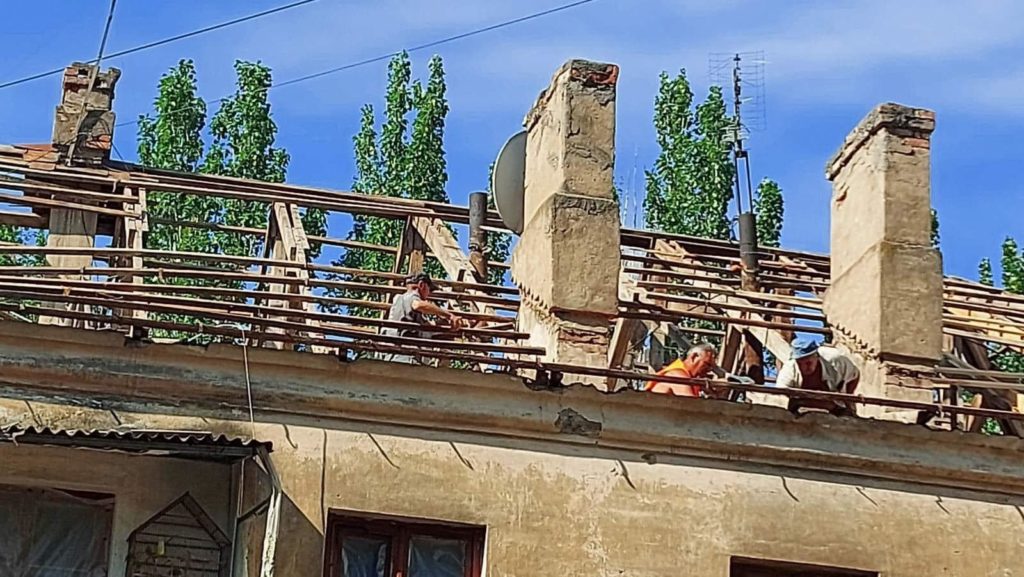 Виявляється, і на кінець війни чекати не потрібно: в одному з будинків в Миколаєві відремонтували дах, знесений ракетним обстрілом (ФОТО) 19