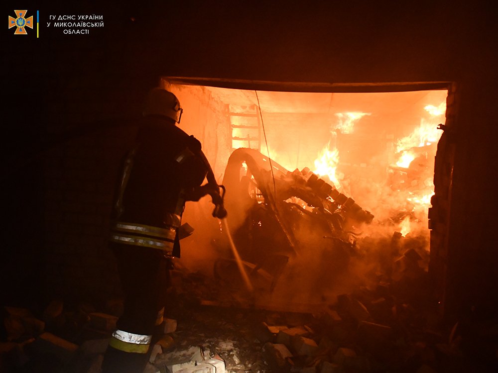 Через обстріли Миколаєва згоріли 6 гаражів та 2 авто. Повне зведення від рятувальників за добу (ФОТО, ВІДЕО) 19