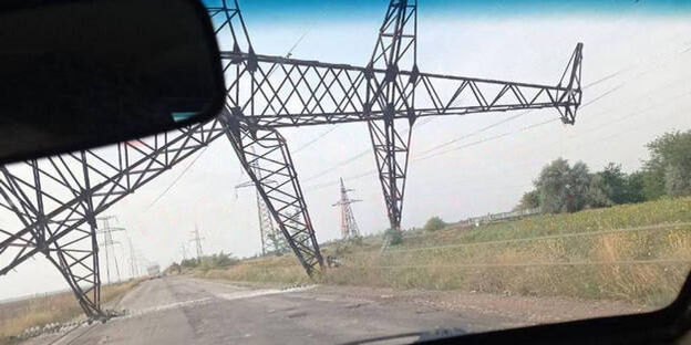 На Херсонщині впала опора електропередач, яка веде від ЗАЕС до Криму (ФОТО) 1