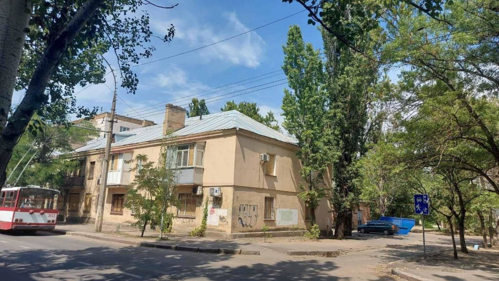 Виявляється, і на кінець війни чекати не потрібно: в одному з будинків в Миколаєві відремонтували дах, знесений ракетним обстрілом (ФОТО) 21