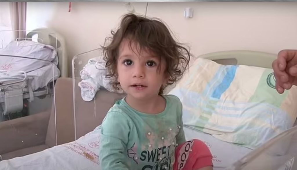 У Туреччині 2-річна дівчинка загризла змію, яка вкусила її за губу (ФОТО) 1