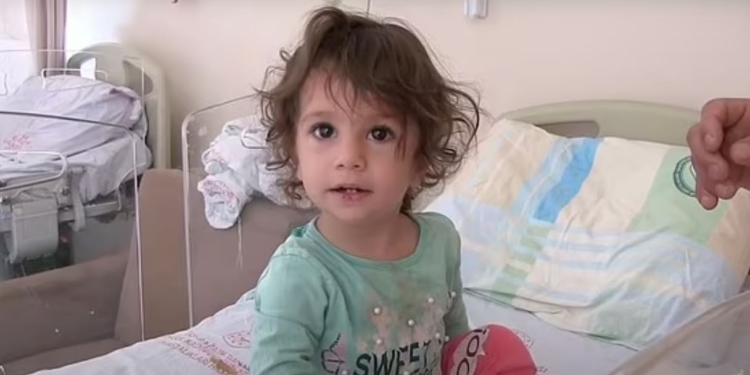 У Туреччині 2-річна дівчинка загризла змію, яка вкусила її за губу (ФОТО)