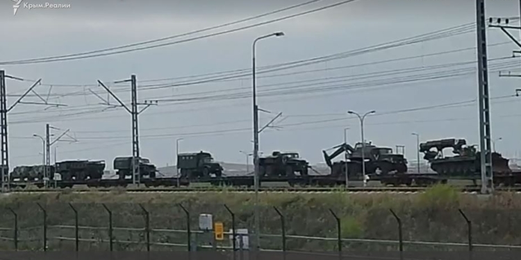 В Крим їде ешелон із важкою військовою технікою з рф (ФОТО, ВІДЕО)