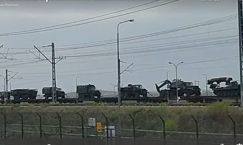 В Крим їде ешелон із важкою військовою технікою з рф (ФОТО, ВІДЕО)
