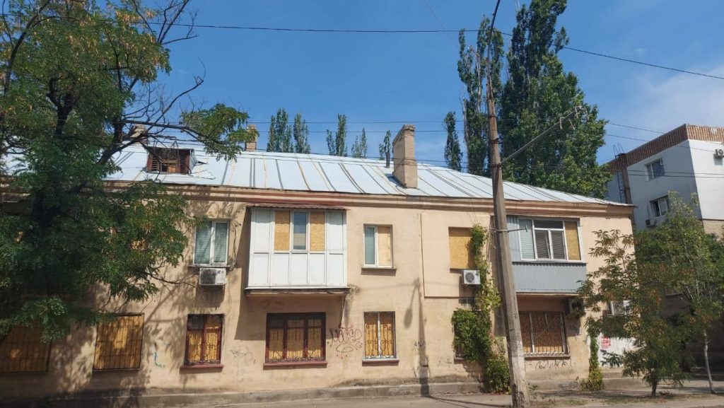 Виявляється, і на кінець війни чекати не потрібно: в одному з будинків в Миколаєві відремонтували дах, знесений ракетним обстрілом (ФОТО) 23