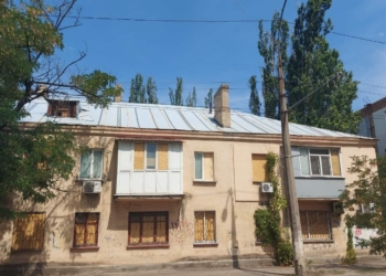 Виявляється, і на кінець війни чекати не потрібно: в одному з будинків в Миколаєві відремонтували дах, знесений ракетним обстрілом (ФОТО)
