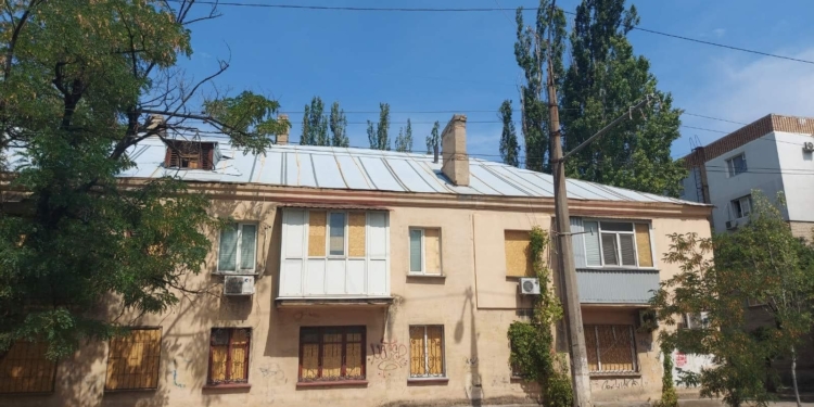 Виявляється, і на кінець війни чекати не потрібно: в одному з будинків в Миколаєві відремонтували дах, знесений ракетним обстрілом (ФОТО)