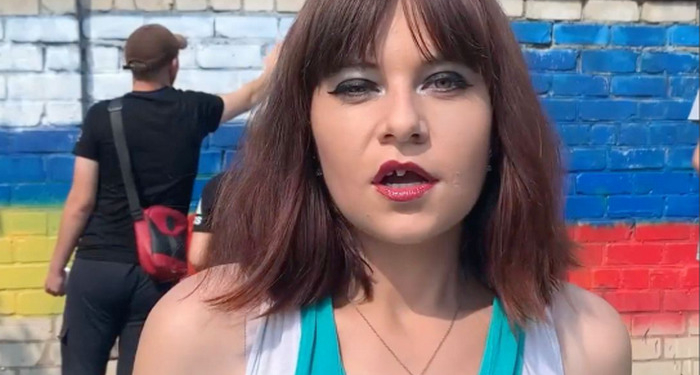 Відома в соцмережах колаборантка, що обіцяє замальовувати українську символіку в Херсоні – мешканка Снігурівки