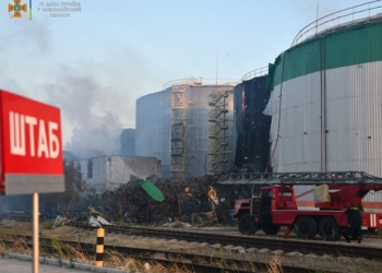 Рятувальники Миколаївщини ліквідували пожежу на інфраструктурному об’єкті, яка виникла через російські обстріли (ФОТО, ВІДЕО)