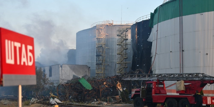 Рятувальники Миколаївщини ліквідували пожежу на інфраструктурному об’єкті, яка виникла через російські обстріли (ФОТО, ВІДЕО)