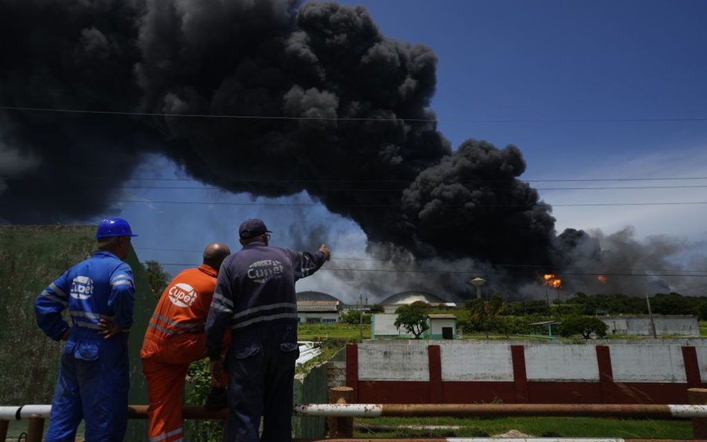 Блискавка вдарила у нафтобазу на Кубі. Є загиблі, більше 100 постраждалих, серед них - міністр (ФОТО, ВІДЕО) 4