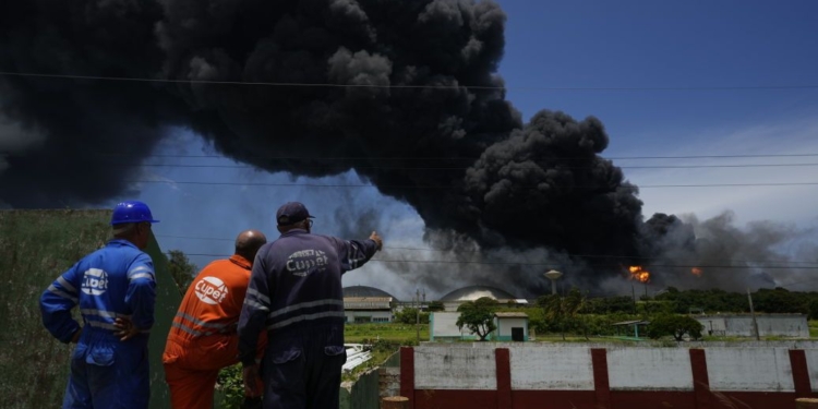 Блискавка вдарила у нафтобазу на Кубі. Є загиблі, більше 100 постраждалих, серед них – міністр (ФОТО, ВІДЕО)