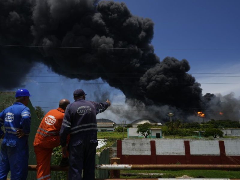 Блискавка вдарила у нафтобазу на Кубі. Є загиблі, більше 100 постраждалих, серед них – міністр (ФОТО, ВІДЕО)