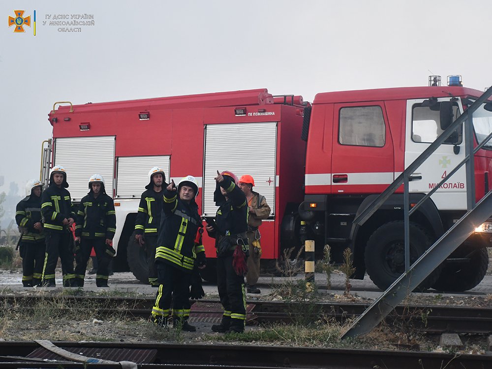 Рятувальники Миколаївщини ліквідували пожежу на інфраструктурному об'єкті, яка виникла через російські обстріли (ФОТО, ВІДЕО) 4