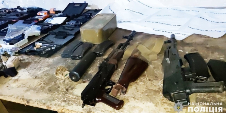 На Миколаївщині поліцейські перекрили канал постачання зброї та боєприпасів (ФОТО, ВІДЕО)