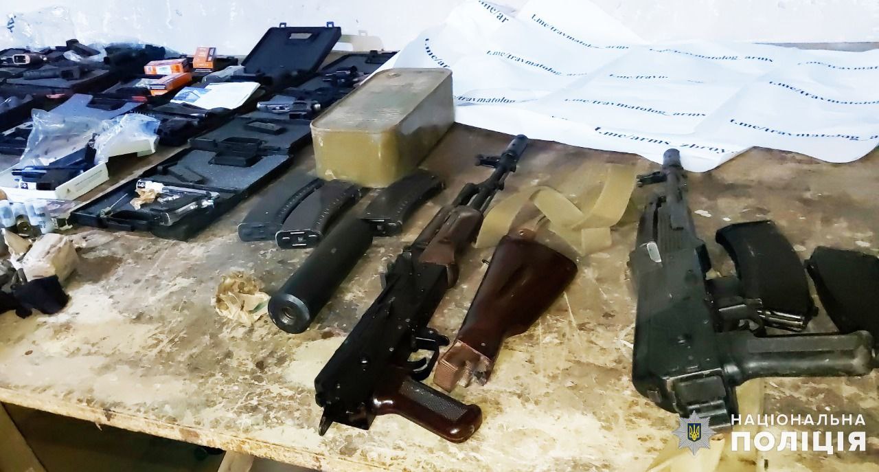 На Миколаївщині поліцейські перекрили канал постачання зброї та боєприпасів (ФОТО, ВІДЕО)