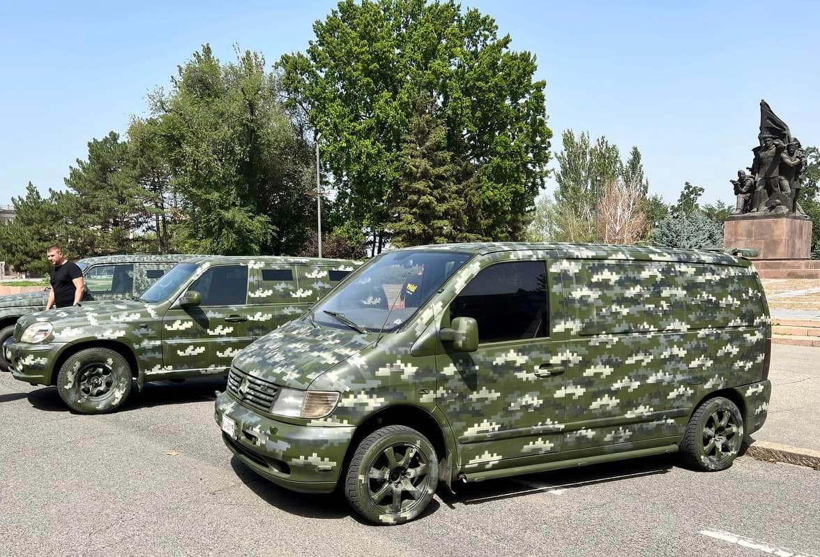 Волонтери передали захисникам Миколаївщини три позашляховики з різних країн (ФОТО)