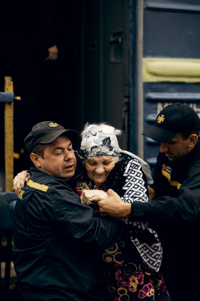 Обов’язкова евакуація з Донеччини почалась – перший потяг з евакуйованими прибув до Кропивницького (ФОТО) 3