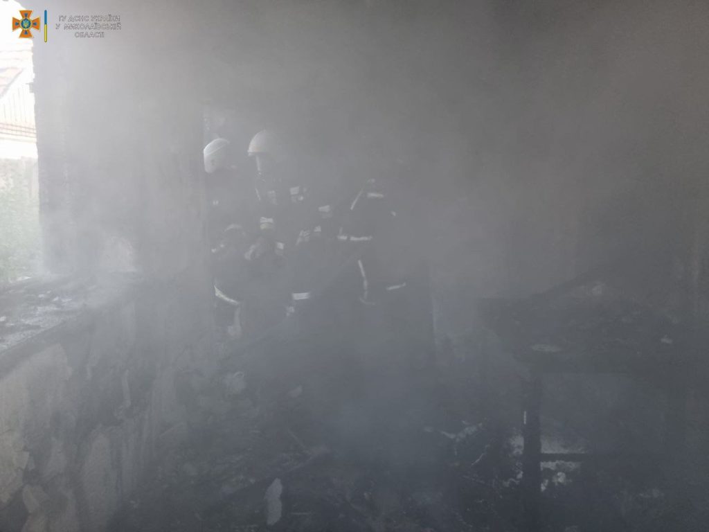 В Миколаєві внаслідок ранкового обстрілу росіянами зруйнована двоповерхова будівля та пошкоджено 6 одноповерхових та 1 п'ятиповерховий житловий будинок - ДСНС (ФОТО) 3