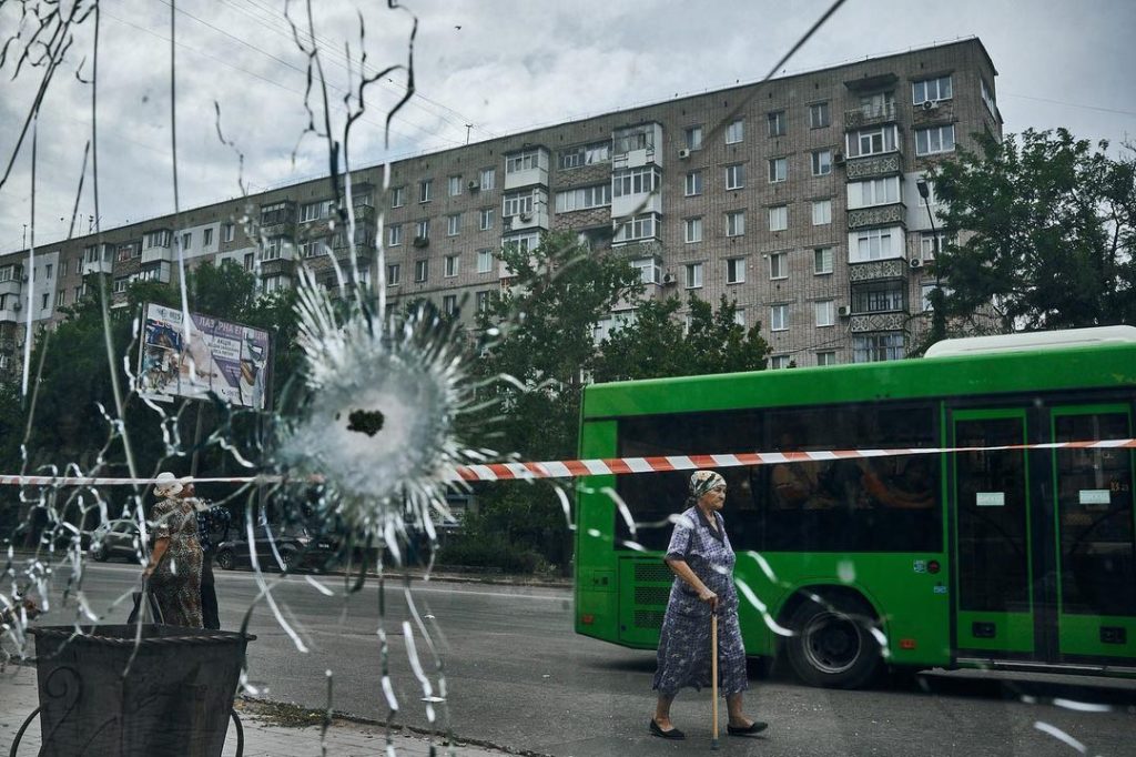 «Хоч би як росіяни намагалися зламати наш дух, ми будемо триматися» - Зеленський показав фото Миколаєва, який щоденними обстрілами руйнують росіяни (ФОТО) 4