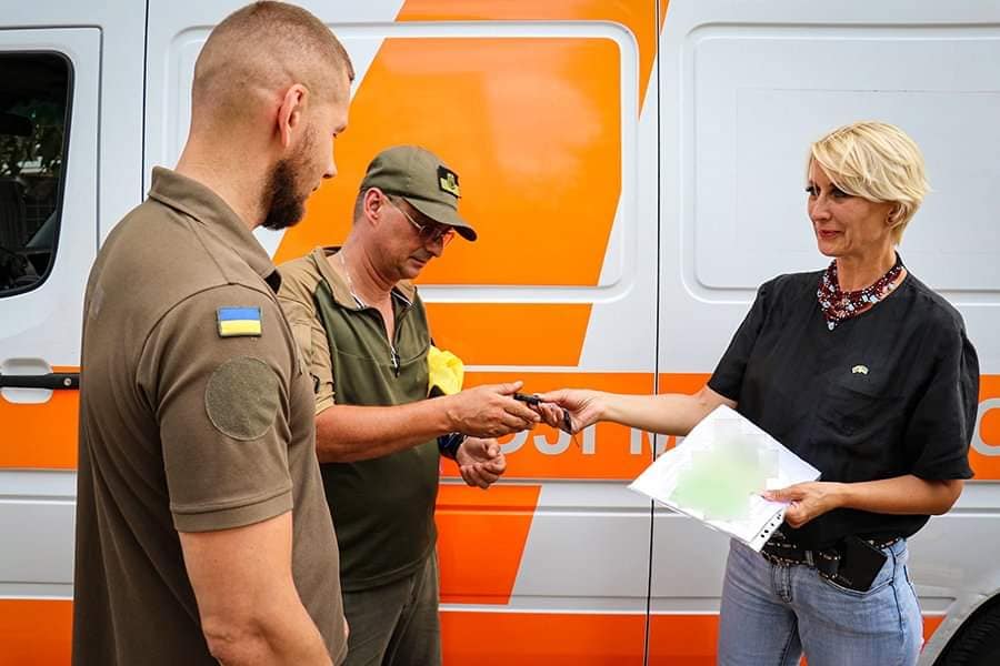 Миколаївські нацгвардійці отримали автомобіль швидкої допомоги від волонтерів (ФОТО) 3