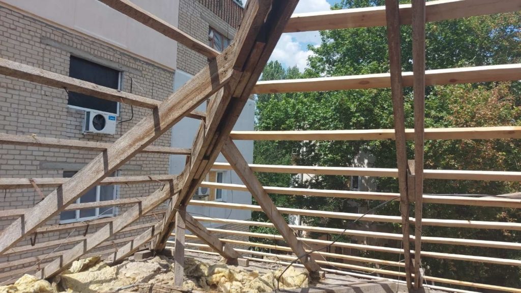 Виявляється, і на кінець війни чекати не потрібно: в одному з будинків в Миколаєві відремонтували дах, знесений ракетним обстрілом (ФОТО) 3