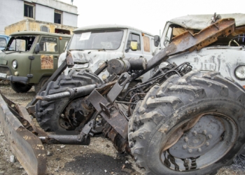 Внаслідок російського обстрілу пошкоджено значну частину техніки автопарку АТ «Миколаївобленерго» (ФОТО)