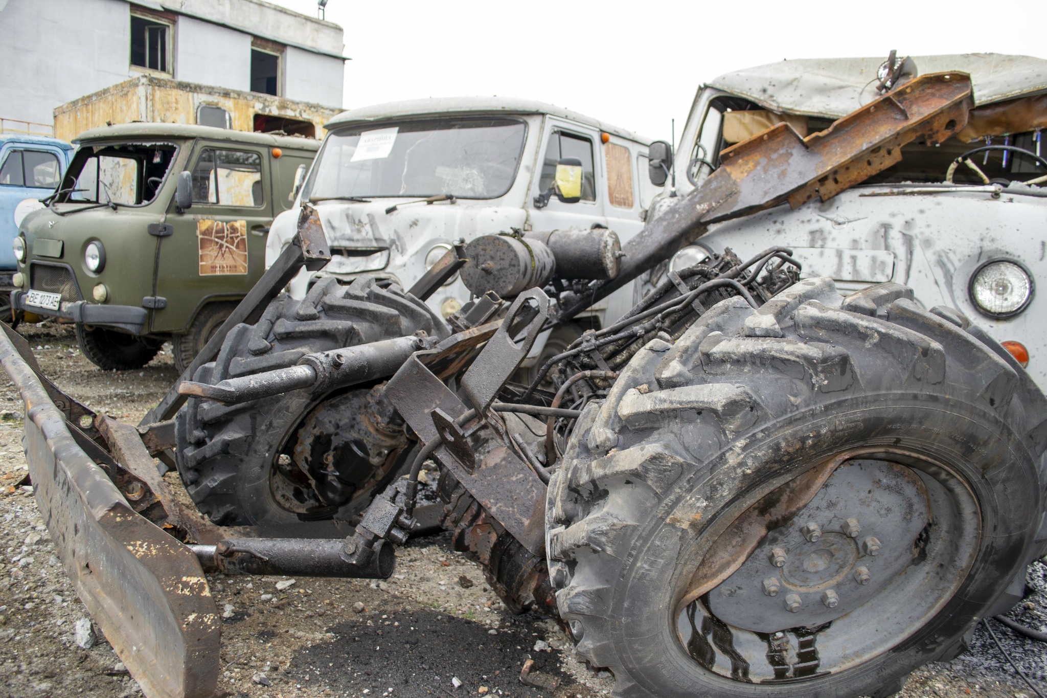 Внаслідок російського обстрілу пошкоджено значну частину техніки автопарку АТ «Миколаївобленерго» (ФОТО)
