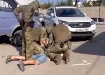 В Криму окупанти жорстоко затримали чоловіка, який співав “Червону калину” у власній машині