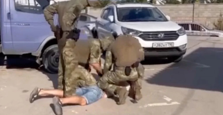 В Криму окупанти жорстоко затримали чоловіка, який співав “Червону калину” у власній машині