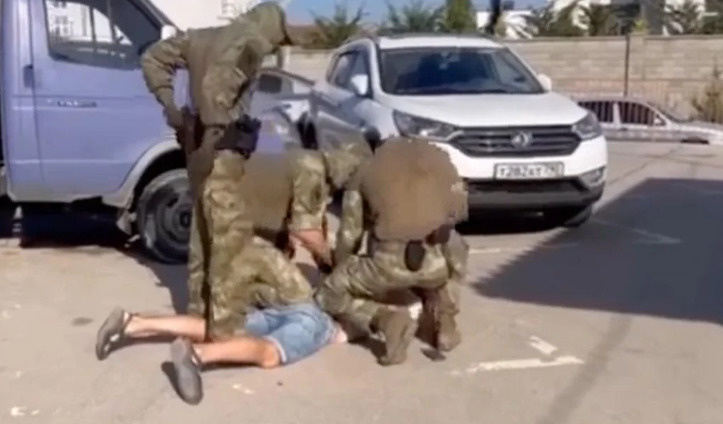 В Криму окупанти жорстоко затримали чоловіка, який співав “Червону калину” у власній машині