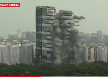 В столиці Індї підірвали дві висотки, збудовані з порушенням норм безпеки (ВІДЕО)