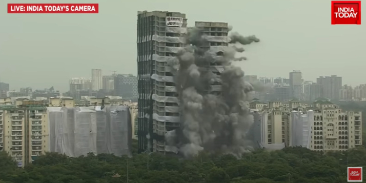 В столиці Індї підірвали дві висотки, збудовані з порушенням норм безпеки (ВІДЕО)