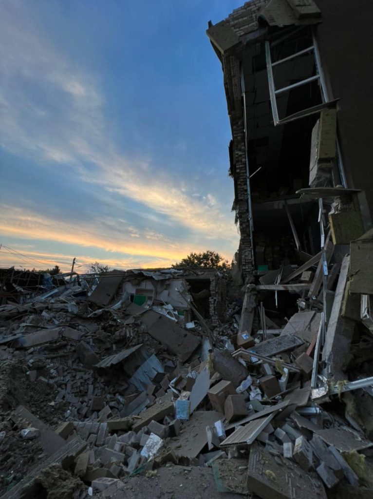 В Миколаєві від обстрілу россіян зруйнован новий травмпукт, гуманітарний склад та кілька житлових будинків (ФОТО) 3
