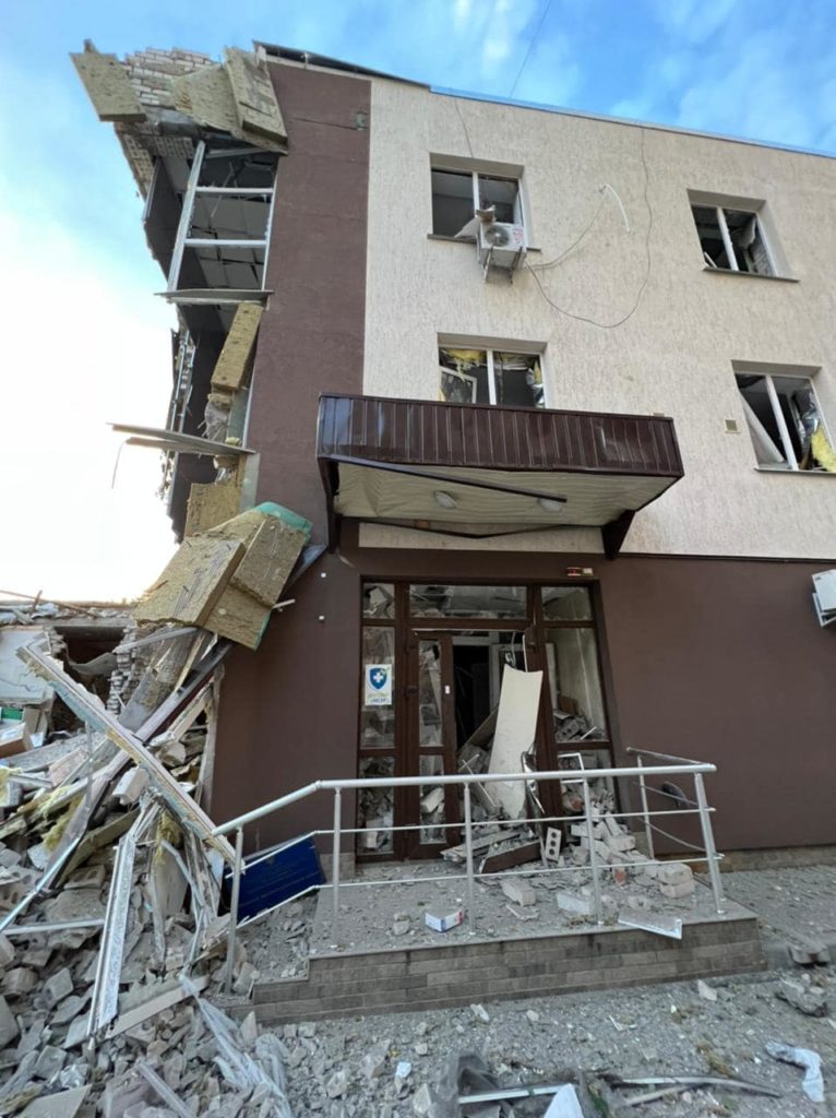 В Миколаєві від обстрілу россіян зруйнован новий травмпукт, гуманітарний склад та кілька житлових будинків (ФОТО) 5