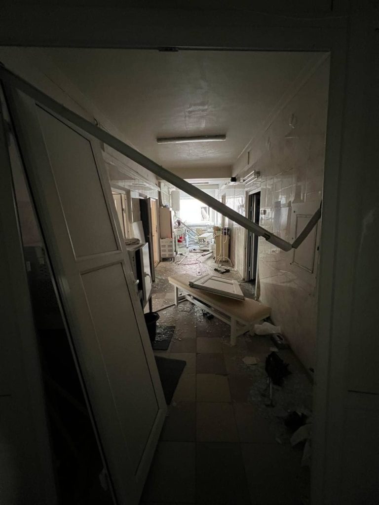 В Миколаєві від обстрілу россіян зруйнован новий травмпукт, гуманітарний склад та кілька житлових будинків (ФОТО) 9