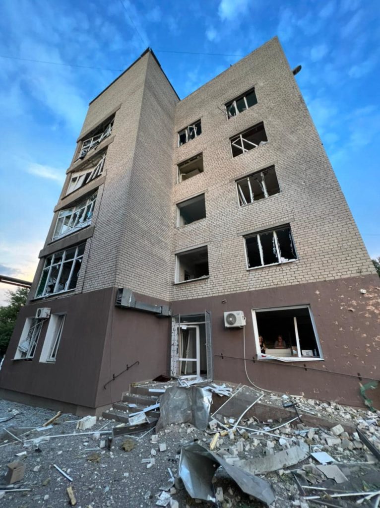 В Миколаєві від обстрілу россіян зруйнован новий травмпукт, гуманітарний склад та кілька житлових будинків (ФОТО) 11