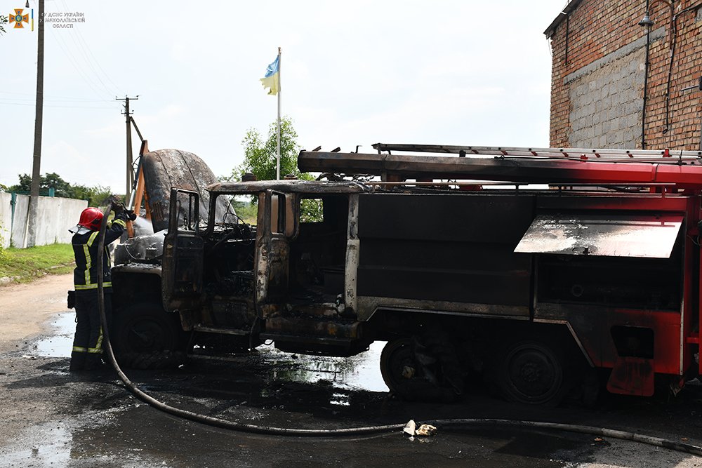 На Миколаївщині россіяне спалили одну пожежну машину і пошкодили другу (ФОТО) 1